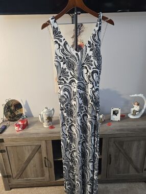 INC International Concepts Black & White Paisley V‑Neck Maxi Dress